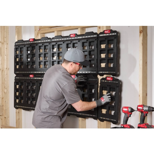 Płyta montażowa Milwaukee PACKOUT kompaktowa – Montaż kilku płyt montażowych PACKOUT na ścianie warsztatu