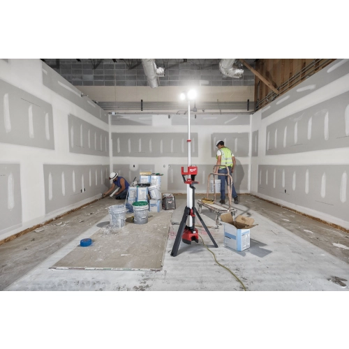 M18 HOSALC-0 lampa stojąca HIGH OUTPUT™ z ładowarką 6000 lm Milwaukee 4933478116