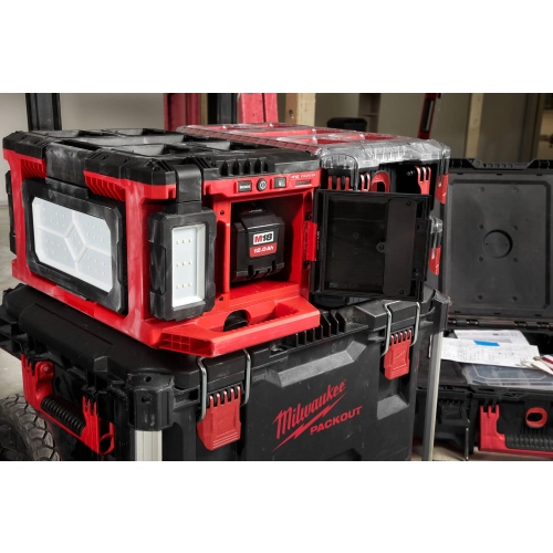 M18 POALC-0 lampa strefowa PACKOUT™ z ładowarką 3000 lm Milwaukee 4933478120