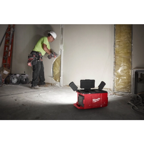 M18 POALC-0 lampa strefowa PACKOUT™ z ładowarką 3000 lm Milwaukee 4933478120