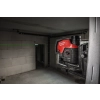 Laser Milwaukee M12 CLLP na wsporniku przy ścianie w pomieszczeniu technicznym