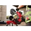 Milwaukee M18 FBS127DO z akumulatorem 5 Ah tnie rurę stalową na stojaku, widok z góry