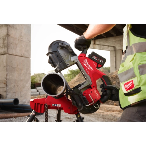Milwaukee M18 FBS127DO z akumulatorem 5 Ah tnie rurę stalową na stojaku, widok z góry