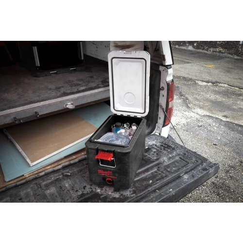 Skrzynia termoizolacyjna Milwaukee PACKOUT 15 l – lodówka – Otwarta skrzynia termoizolacyjna PACKOUT na pace pickupa