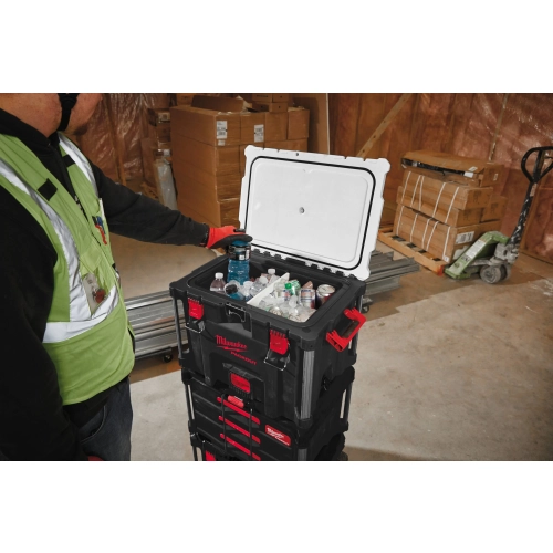 Skrzynia termoizolacyjna Milwaukee PACKOUT XL 38 l – lodówka – widok 3
