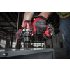 Milwaukee M18 BLPD2 wierci wiertłem stopniowym w blaszanej obudowie