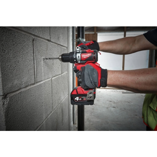 Milwaukee M18 BLPD2 wierci w ścianie z bloczków betonowych