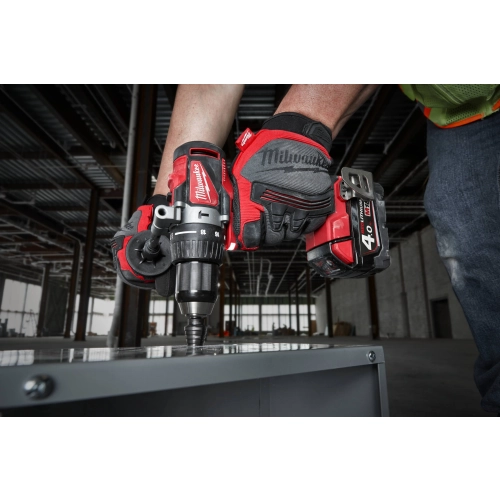 Milwaukee M18 BLPD2 wierci wiertłem stopniowym w blaszanej obudowie