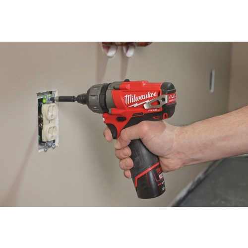 Milwaukee M12 CD wkręca gniazdko elektryczne w ścianie