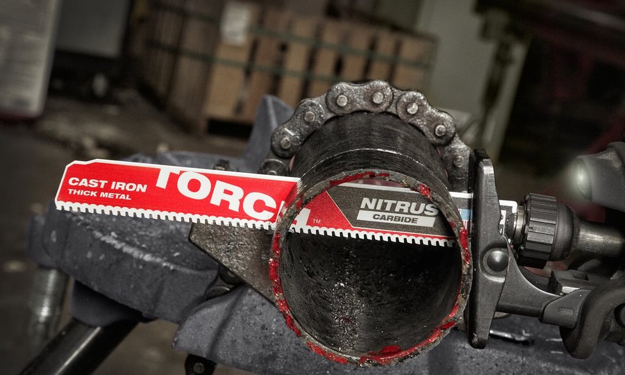 Brzeszczot TORCH NITRUS CARBIDE tnie rurę żeliwną