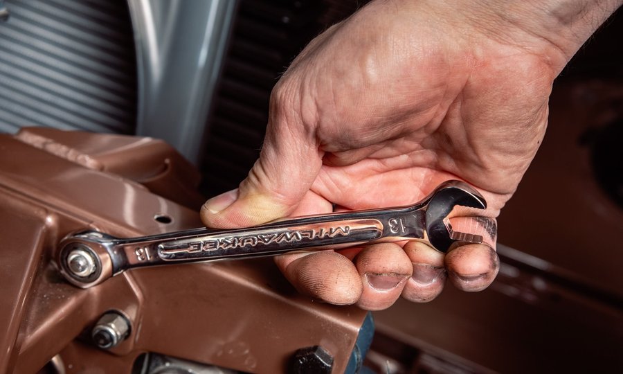 Dłoń dokręca śrubę kluczem ręcznym MAX BITE Milwaukee