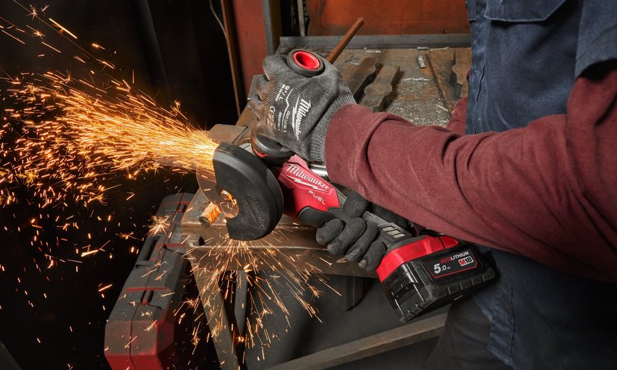 Szlifierka M18 FUEL tnie stal